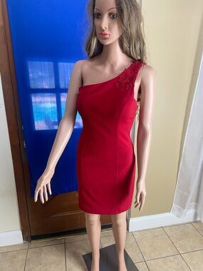 Elegant One-Shoulder Red Dear Moon Cocktail Dress with Floral Shoulder Detail